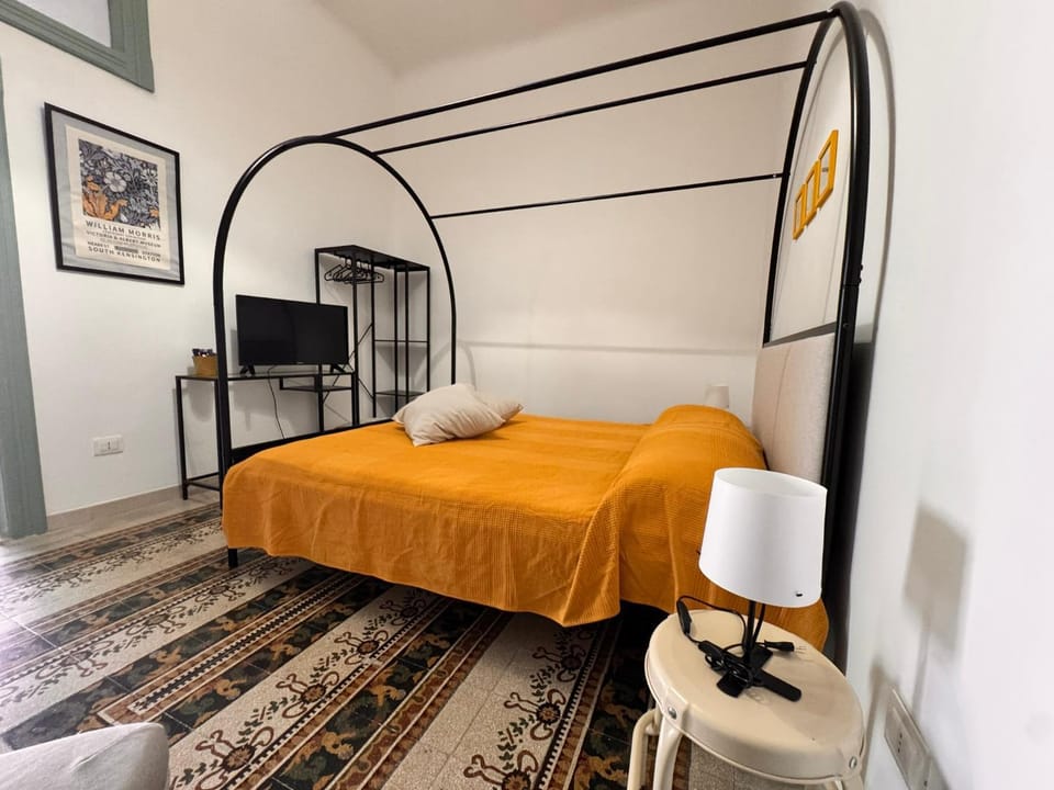 TV and multimedia, Photo of the whole room, Bedroom