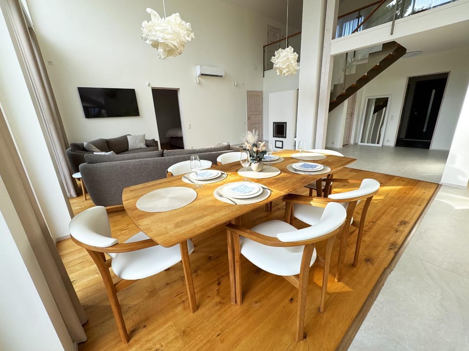 TV and multimedia, Living room, Seating area, Dining area, Diving