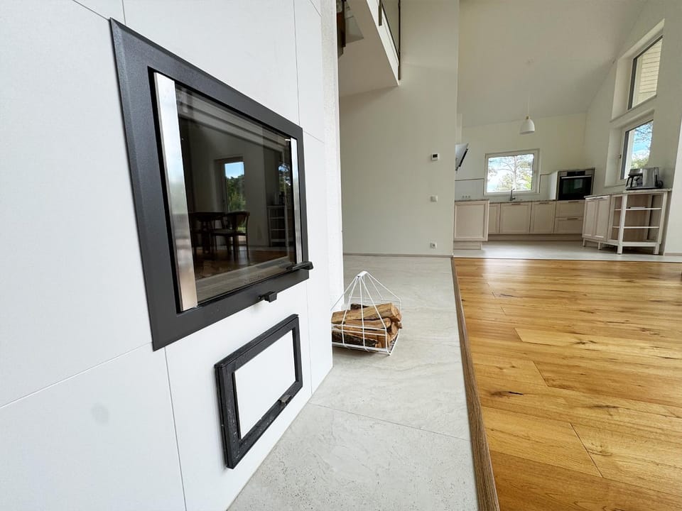 Kitchen or kitchenette, fireplace