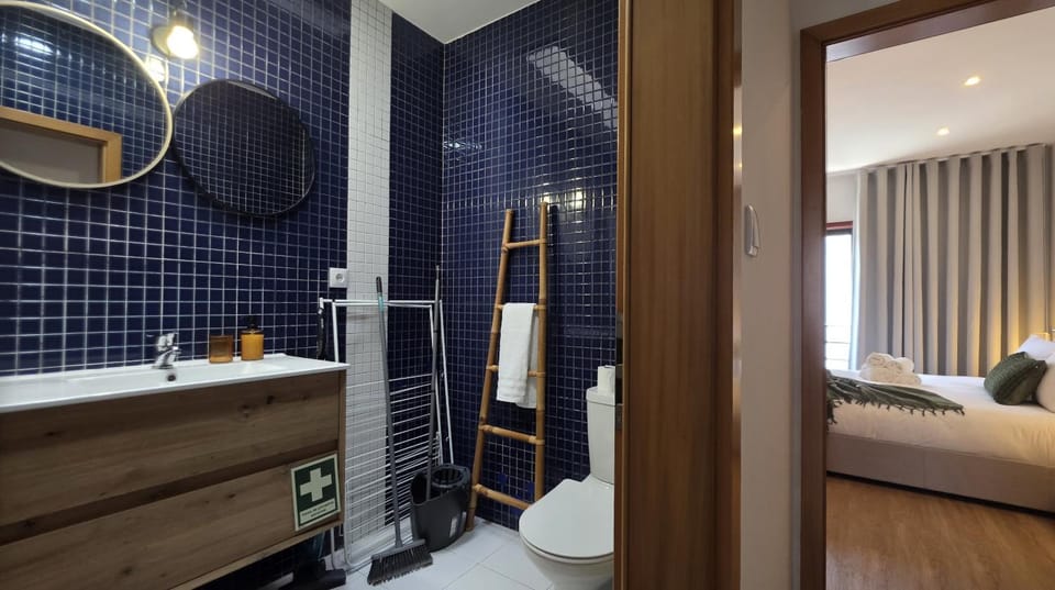 Shower, Bed, Bathroom, Photo of the whole room, Bedroom, Bath, towels