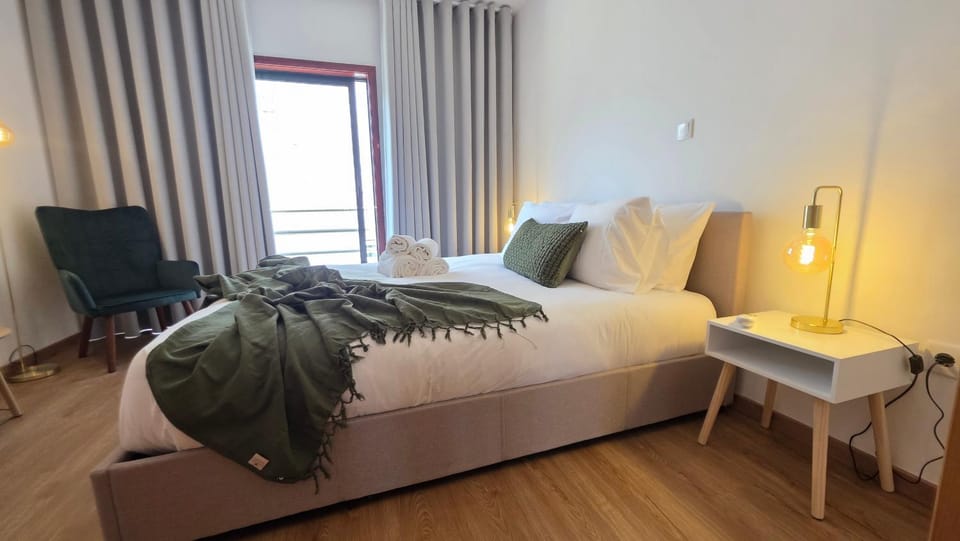 Bed, Living room, Photo of the whole room, Seating area, Bedroom