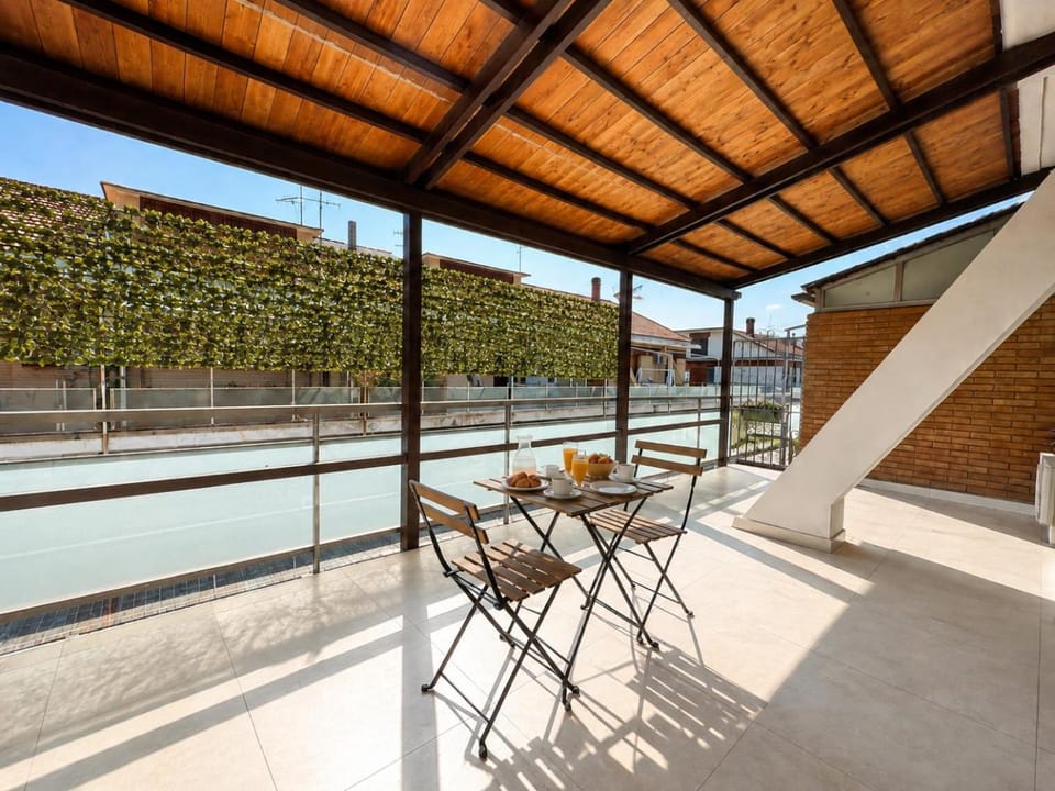 Property building, Balcony/Terrace, Balcony/Terrace