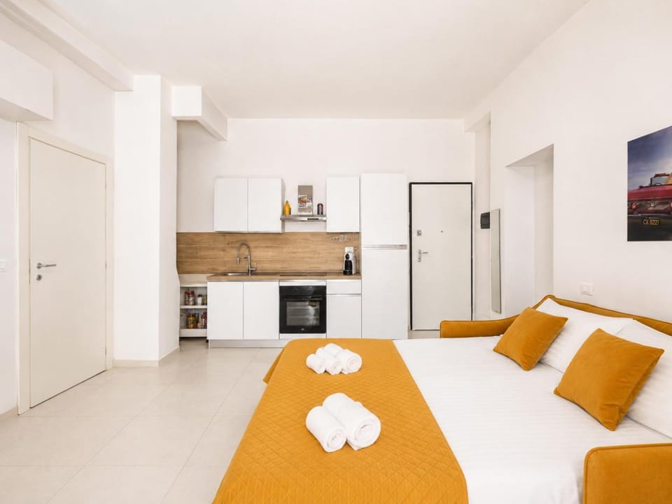Kitchen or kitchenette, Living room, Photo of the whole room, Bedroom, oven, stove, towels