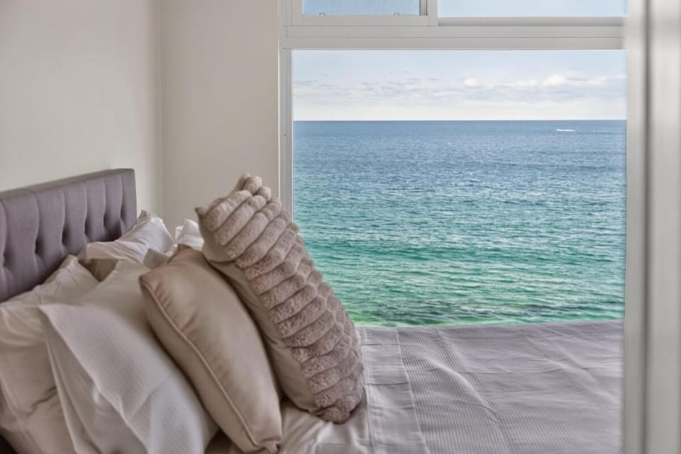 Absolute Waterfront - Sleep 6 - Baby & Pet - Sunrise Views Apartment in Sydney