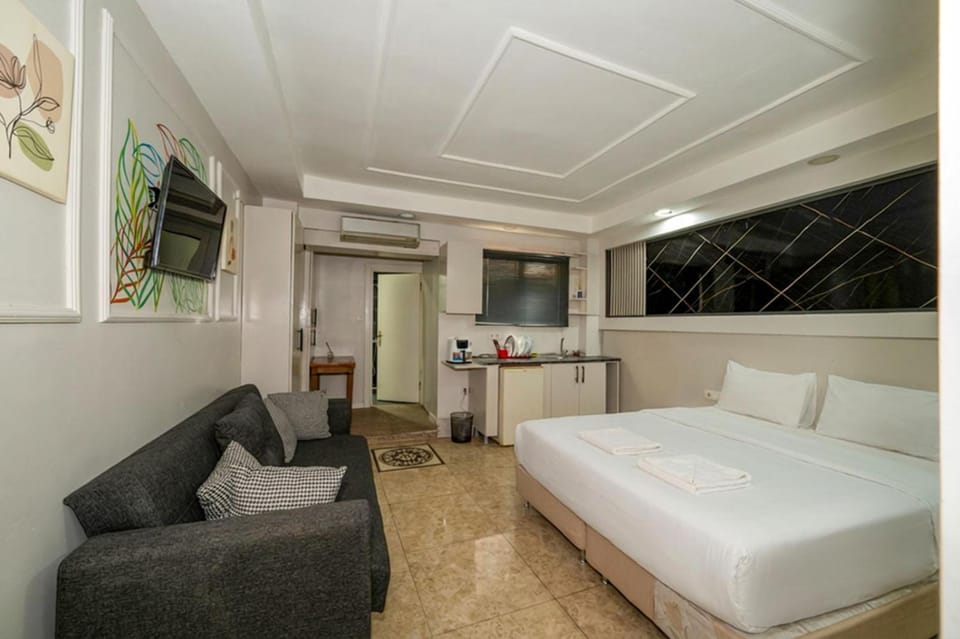 Bed, Photo of the whole room, Seating area, Bedroom, air conditioner