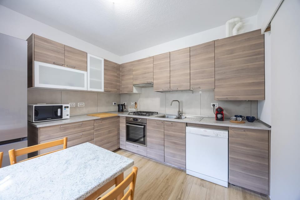 Coffee/tea facilities, Kitchen or kitchenette, Communal kitchen, dishwasher, microwave, oven