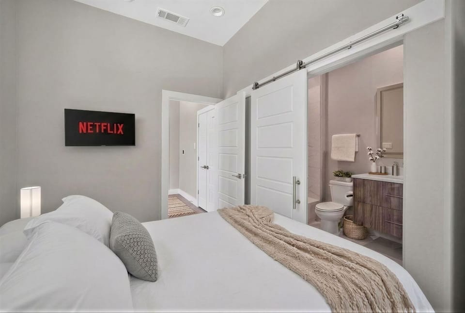 Bed, Bathroom, TV and multimedia, Photo of the whole room, Bedroom