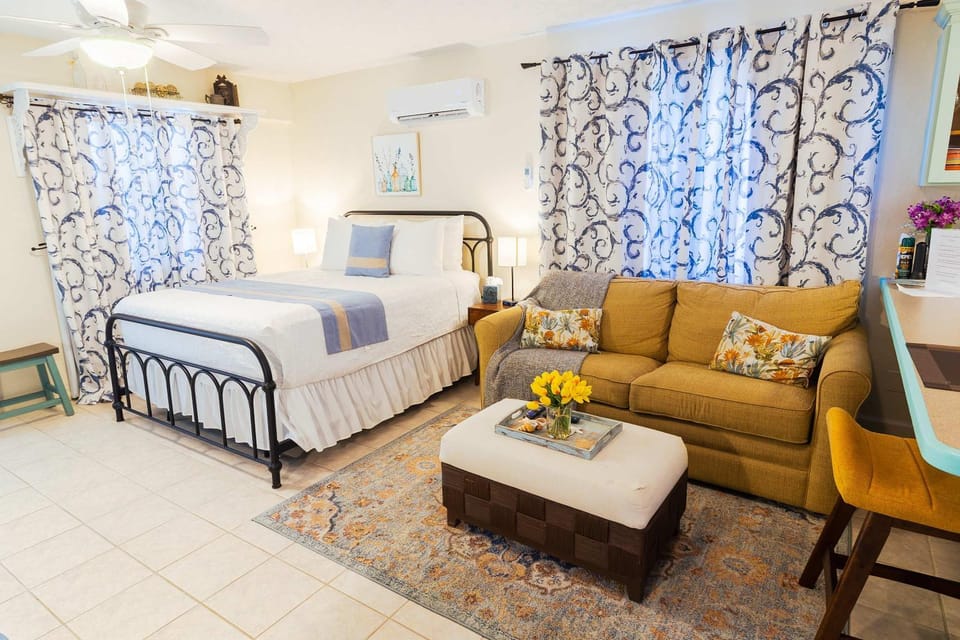 Bed, Living room, Seating area, Bedroom, air conditioner