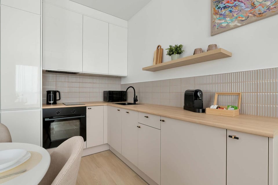 Coffee/tea facilities, Kitchen or kitchenette, stove