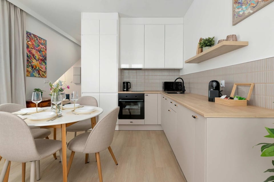 Coffee/tea facilities, Kitchen or kitchenette, Dining area, stove