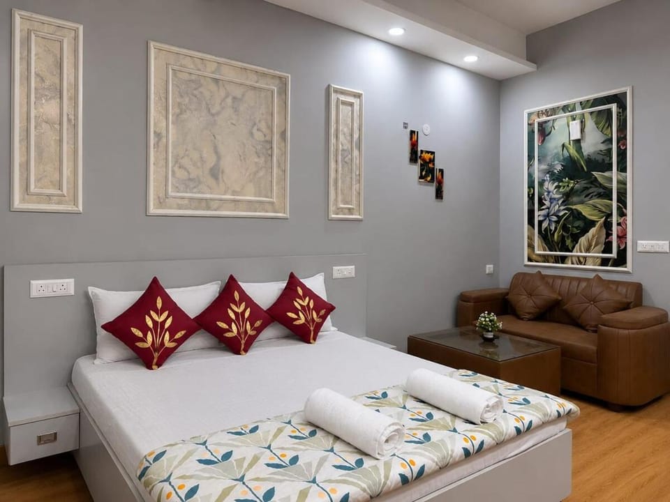 Full Day Avaason 369 Cozy Studio Gaur City Center Apartment in Noida