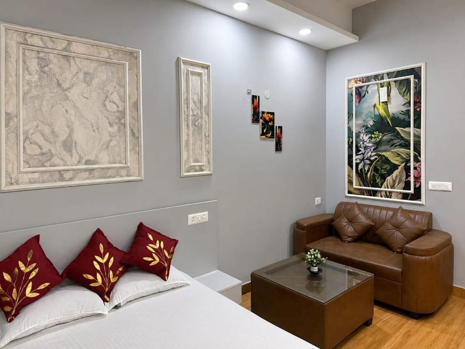Full Day Avaason 369 Cozy Studio Gaur City Center Apartment in Noida