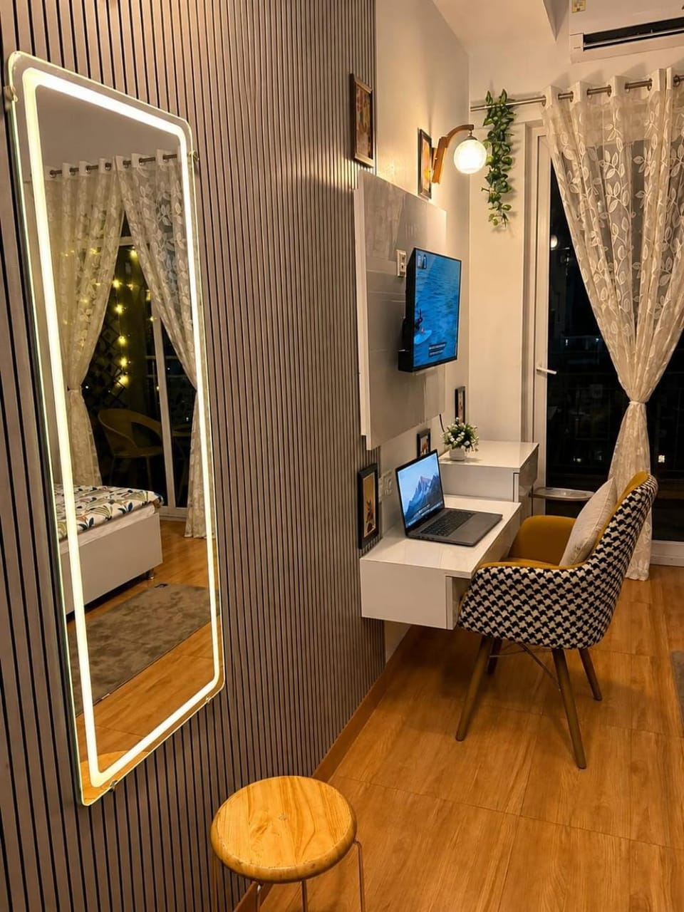 Full Day Avaason 369 Cozy Studio Gaur City Center Apartment in Noida