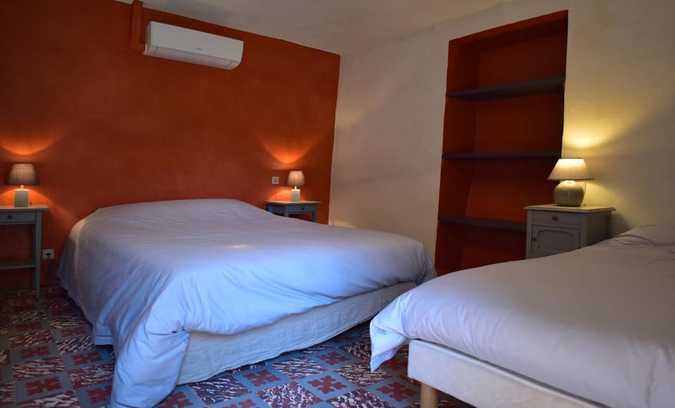Le Mas Charlemagne chambre d'hôte Bed and Breakfast in Grospierres