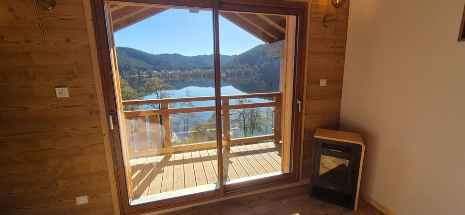 View (from property/room), Balcony/Terrace, Lake view, Mountain view