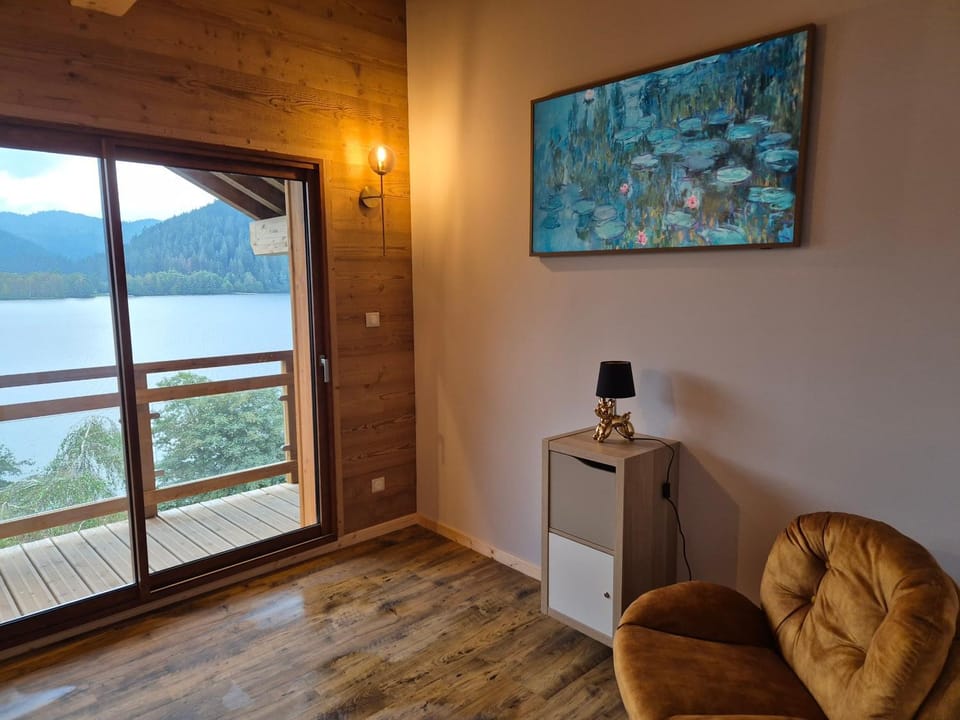 TV and multimedia, Lake view, Mountain view