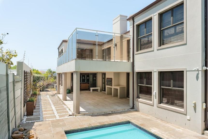 Property building, Day, Pool view, Swimming pool, Swimming pool