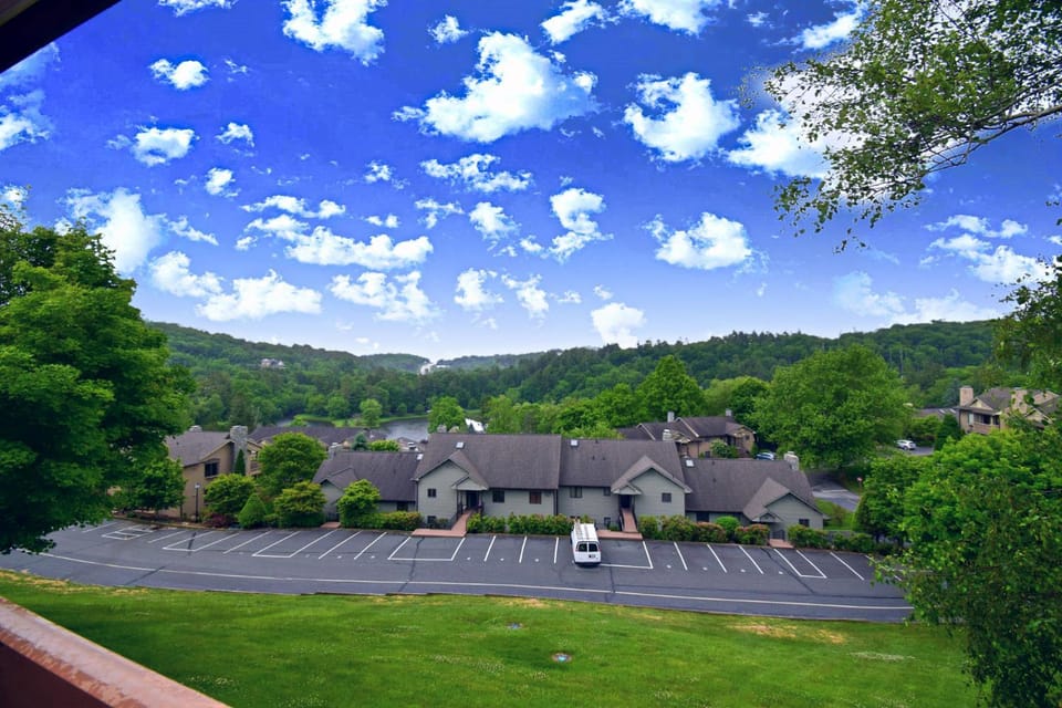 Property building, Day, Natural landscape, Balcony/Terrace, Parking