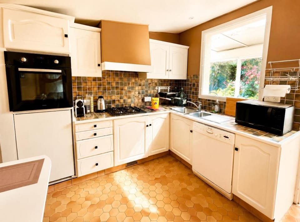 Coffee/tea facilities, Kitchen or kitchenette, dishwasher, oven, stove, toaster