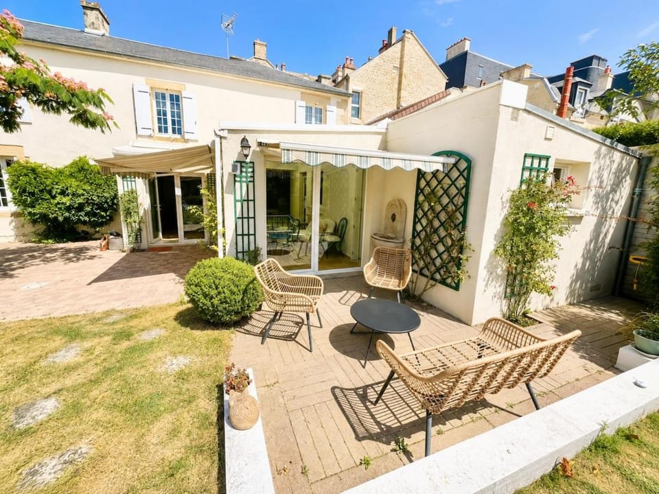Property building, Patio, Day, Garden, Garden view