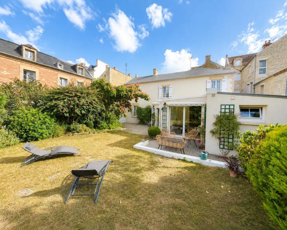 Property building, Patio, Natural landscape, Garden, Garden view, sunbed