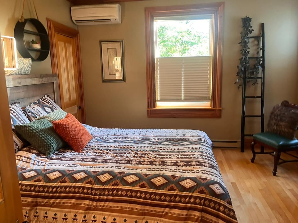 Bed, Photo of the whole room, Bedroom, air conditioner