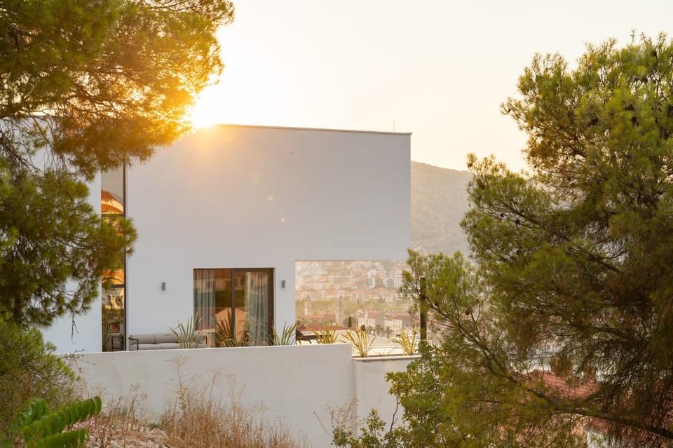 Property building, Day, Natural landscape, Garden, Garden view