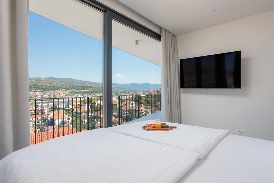 Communal lounge/ TV room, Bed, TV and multimedia, Balcony/Terrace, Food and drinks, Photo of the whole room, Bedroom, City view