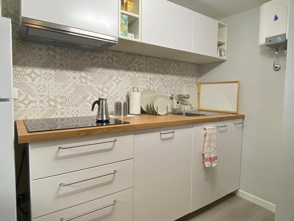 Coffee/tea facilities, Kitchen or kitchenette, stove