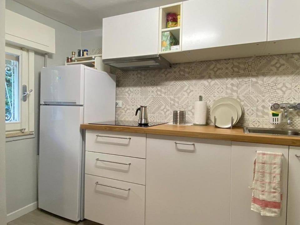Coffee/tea facilities, Kitchen or kitchenette, dishwasher, stove