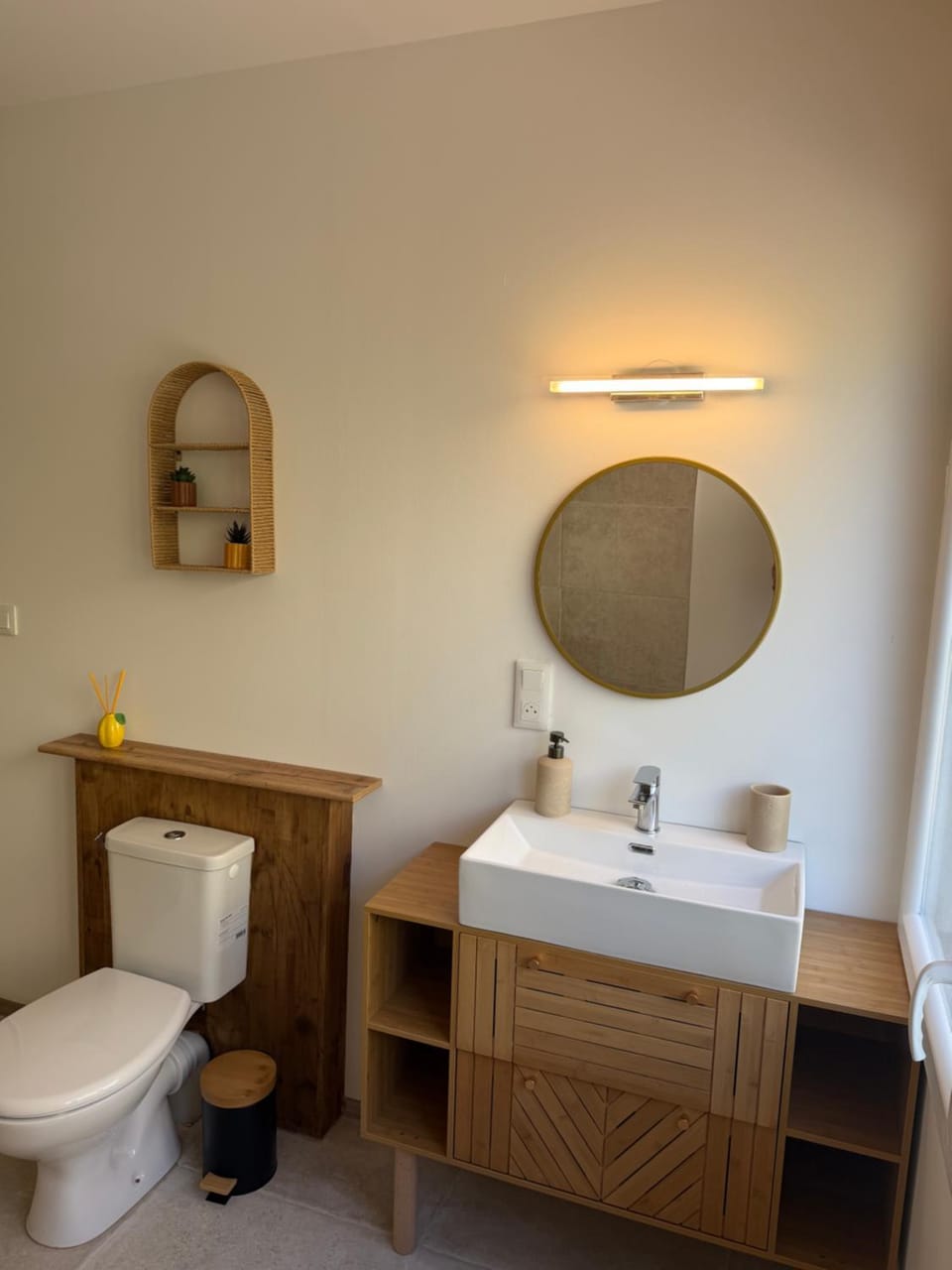 Toilet, towels
