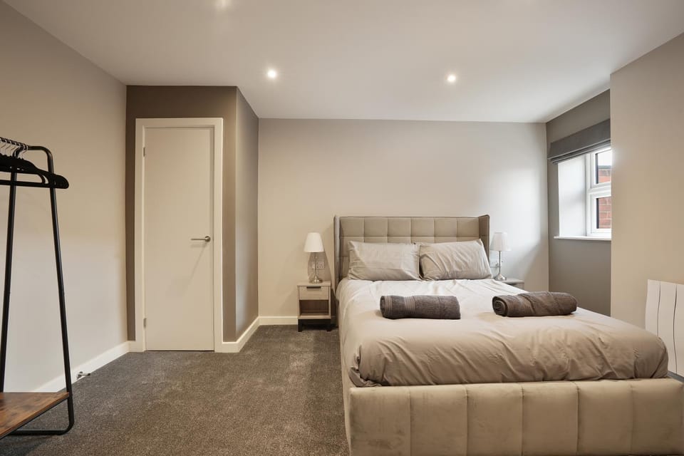 Olive Tree House Sleeps 34 - Group Getaway Apartment in Hull