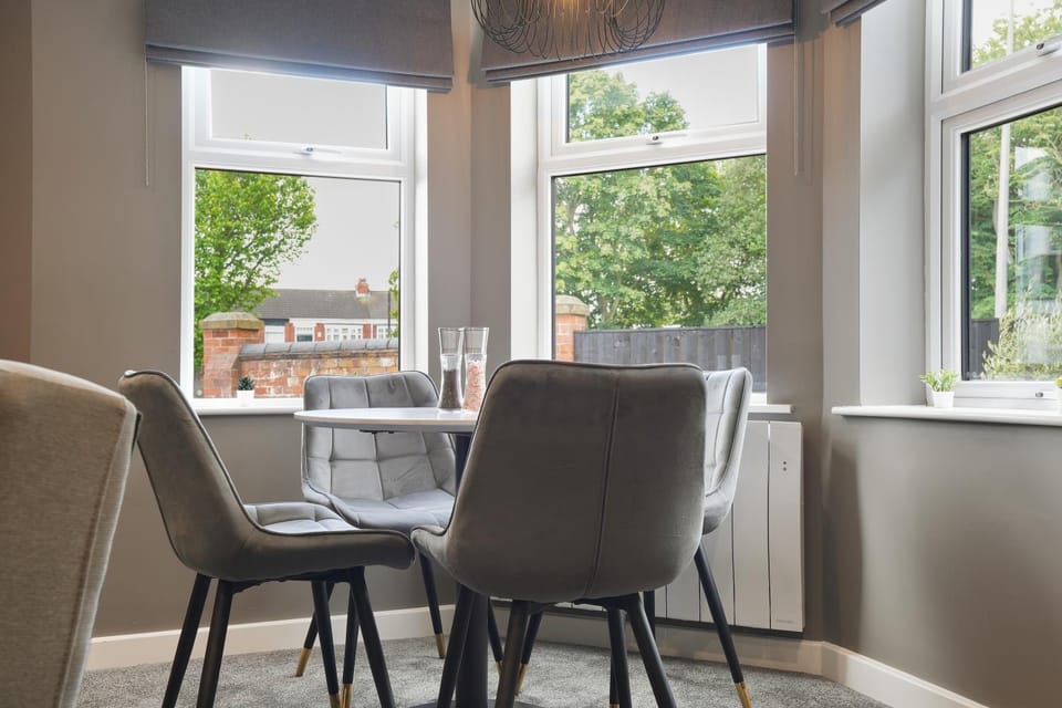 Olive Tree House Sleeps 34 - Group Getaway Apartment in Hull