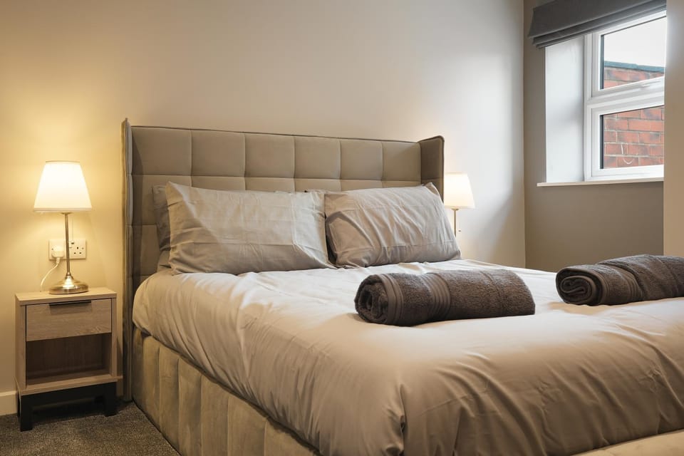 Olive Tree House Sleeps 34 - Group Getaway Apartment in Hull