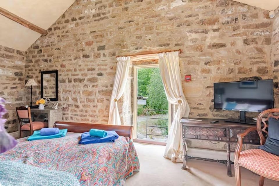 Bed, TV and multimedia, Seating area, Bedroom