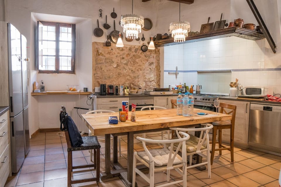 Property building, Kitchen or kitchenette, Living room