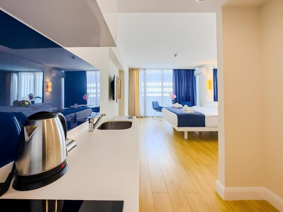 Bed, TV and multimedia, Living room, Photo of the whole room, Seating area, Bedroom