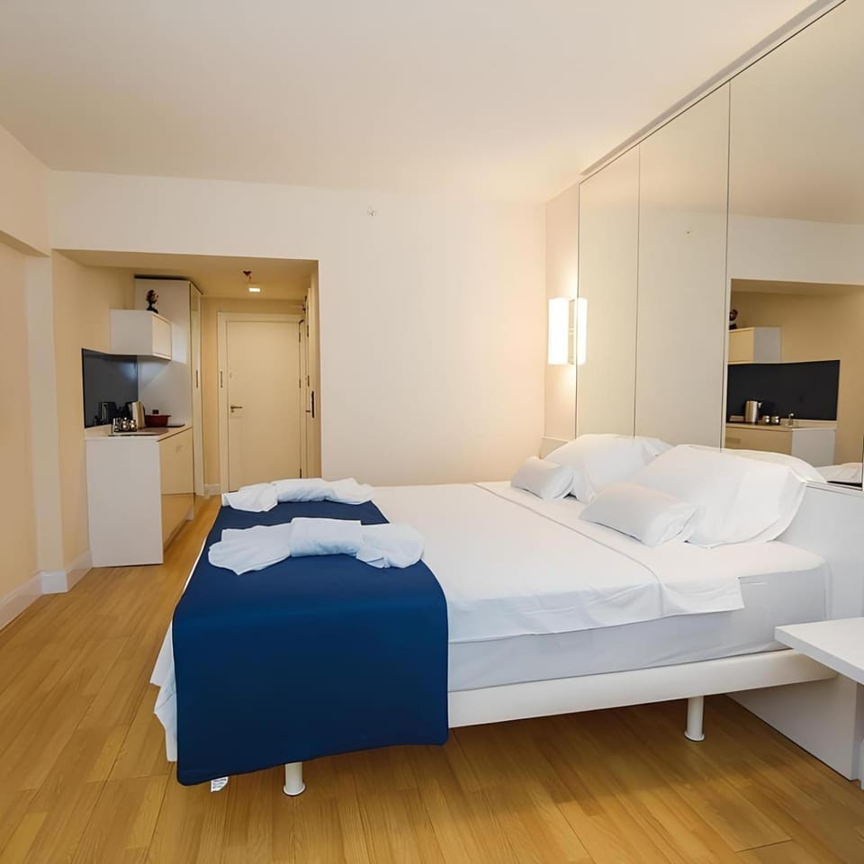 Bed, TV and multimedia, Photo of the whole room, Bedroom, towels, wardrobe
