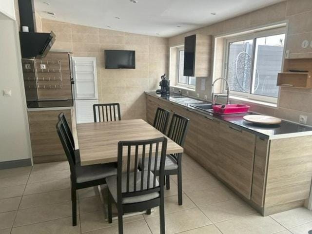 Kitchen or kitchenette, Dining area