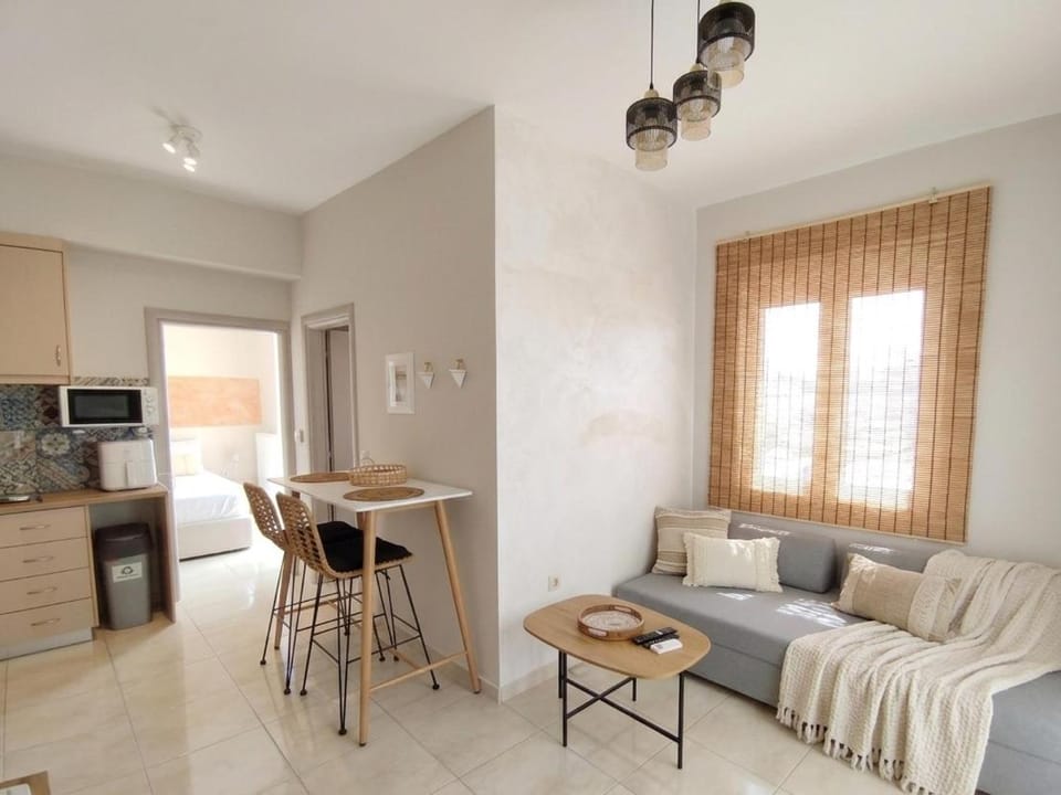 TV and multimedia, Kitchen or kitchenette, Living room, Seating area, Dining area