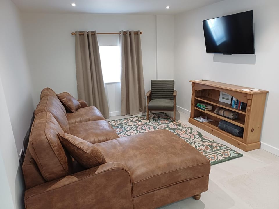 Detached Cottage in heart of Castle Donington with private parking Apartment in South Derbyshire District
