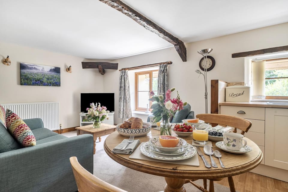 TV and multimedia, Living room, Seating area, Dining area, heating