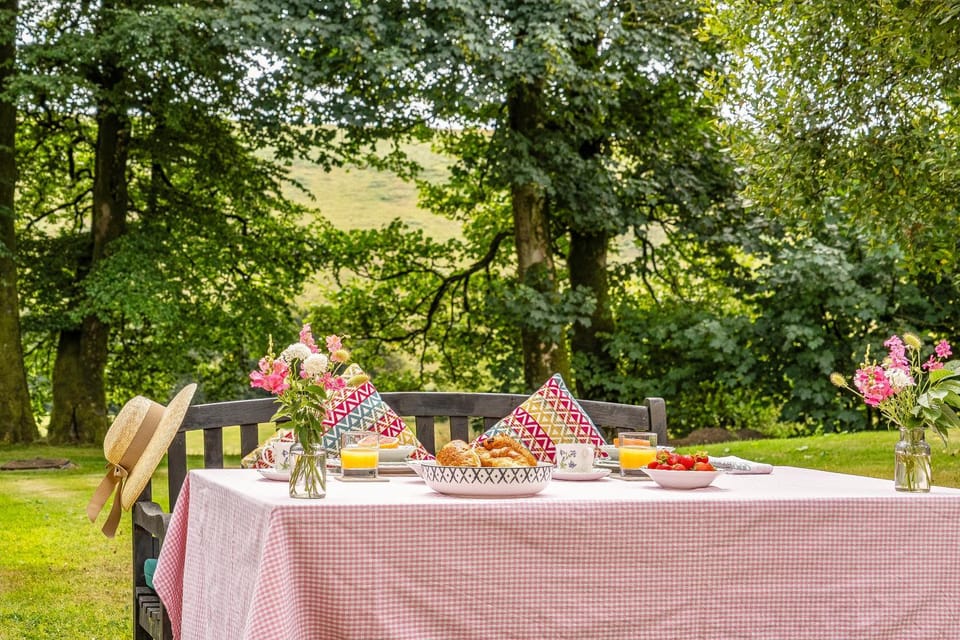 Day, Natural landscape, Summer, Garden, Seating area, Dining area