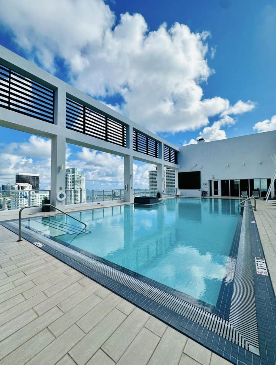 TropicalBlue 2Bed Rooftop Pool Free Parking Apartment in Miami