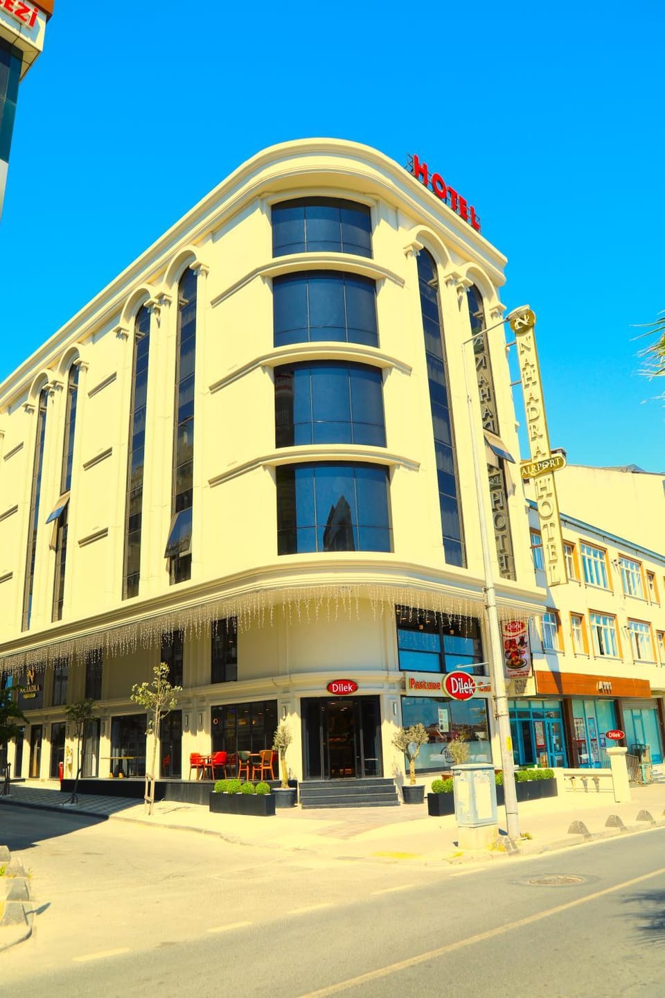 Property building, Restaurant/places to eat, Day, City view, Location, Parking