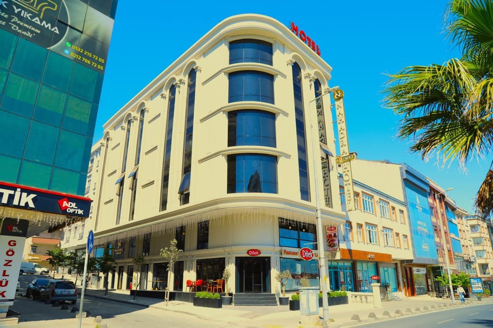 Property building, Restaurant/places to eat, Day, Neighbourhood, City view, Street view, Location, Parking