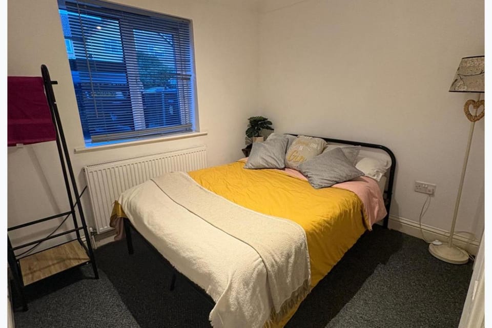 3 Bed - Sleeps 6 - Parking - Central Canterbury House in Canterbury