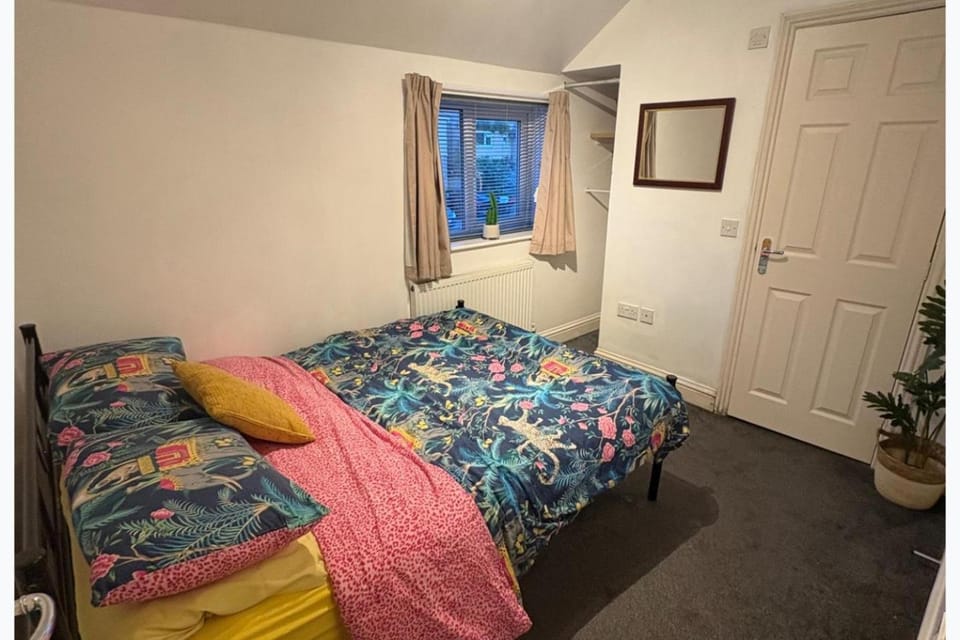 3 Bed - Sleeps 6 - Parking - Central Canterbury House in Canterbury