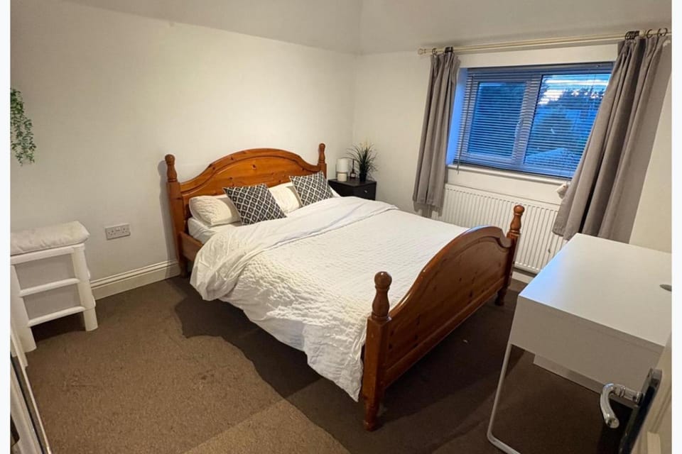 3 Bed - Sleeps 6 - Parking - Central Canterbury House in Canterbury