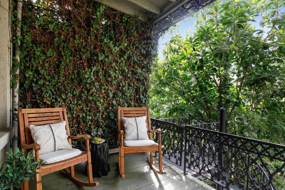 5BR Savannah Home Private Courtyard & Balcony House in Savannah